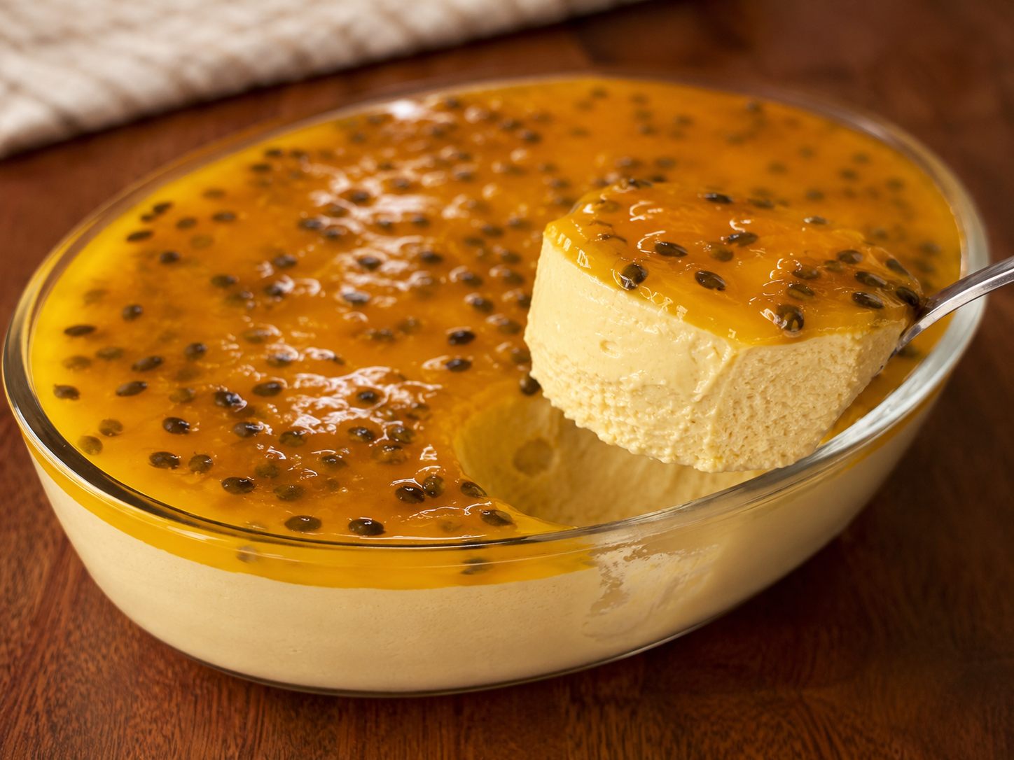 Mousse de maracujá num refratário, coberto com calda e sementes